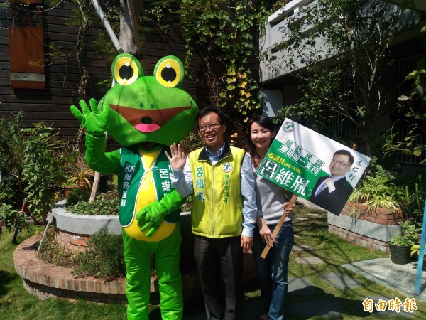 呂維胤推出名叫「維胤蛙」走訪南區和安平區的特色餐飲及在地文化進行宣傳。（記者蔡文居攝）