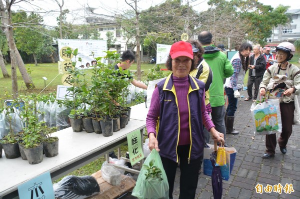 林務局花蓮林區管理處今在田埔生態池舉辦首場贈苗活動，吸引近百人捐贈發票兌換苗木。（記者王峻祺攝）