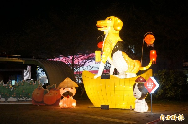 斗六市的狗年主燈，高逾6公尺。（記者詹士弘攝）