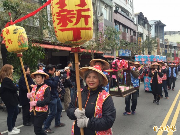 東勢新丁粄節踩街活動，每年都吸引許多人潮。（記者李忠憲攝）