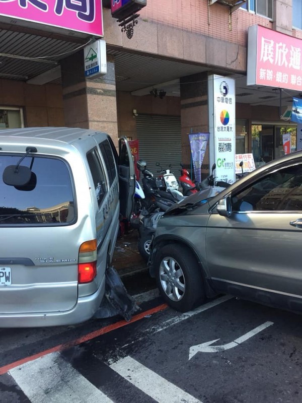 復康巴士（左）失控撞到休旅車，再衝進人行道。（記者許國楨翻攝）