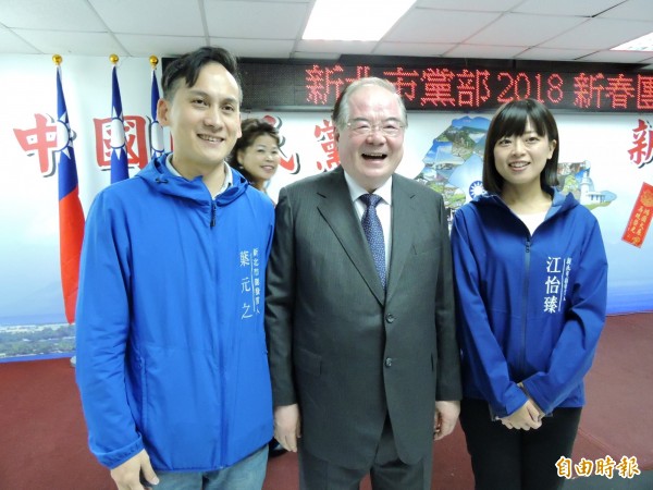 新北市政府兩位副發言人葉元之（左）與江怡臻（右）將請辭，參選下屆市議員。中為國民黨新北市黨部主委李乾龍。（記者賴筱桐攝）