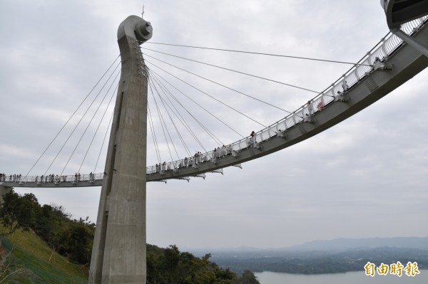 高雄首座天空廊道「崗山之眼」農曆過年前開放。（資料照）