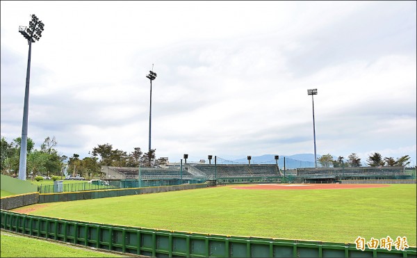 宜蘭縣羅東棒球場被評為「Ｃ級球場」，今年縣府投入經費整修，希望改善球場設施符合職棒賽事需求，明年再邀請職棒隊伍來宜蘭比賽。（記者張議晨攝）