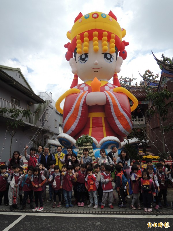 Q版媽祖有5層樓高。（記者江志雄攝）