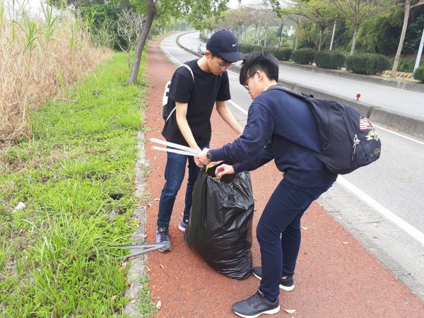 2名高中生在花壇鄉東外環道沿路撿垃圾做環保，數千名網友狂按讚。（許姓鄉民提供）