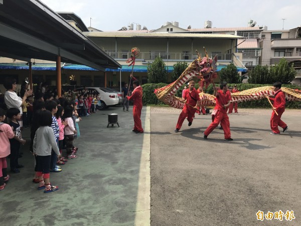 小朋友到看舞龍驚呼不已，相當興奮。（記者洪臣宏攝）