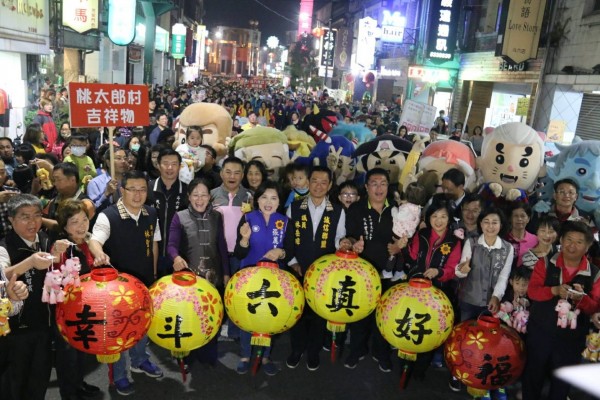 斗六「老街慶元宵　提燈嘉年華」，千人點亮斗六夜空。（斗六市公所提供）