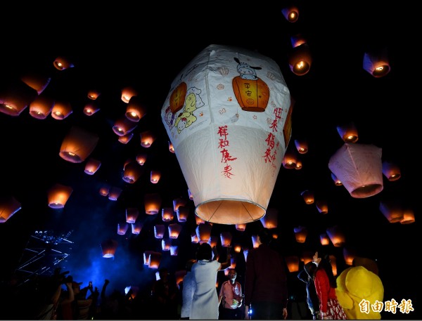 2018平溪天燈節2日在十分廣場登場。（記者朱沛雄攝）