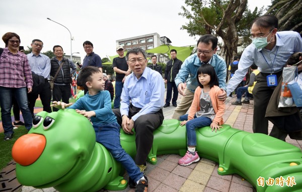 台北市長柯文哲2日出席舞蝶共融遊戲場啟用典禮，並體驗遊戲場設施。（記者羅沛德攝）