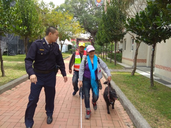 警員林良祐園區巡邏發現視障張女上前關心。（記者許國楨翻攝）