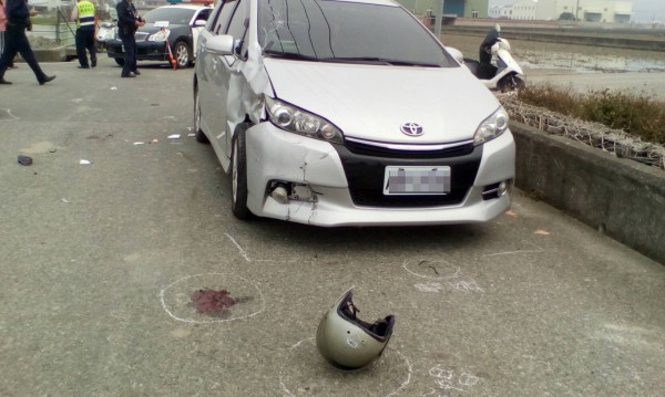 2車在路口發生碰撞，老翁連人帶車撞上小客車的右前葉子板，機車反彈倒在一旁，老翁則滾落在小客車前方。（記者彭健禮翻攝）（記者彭健禮攝）