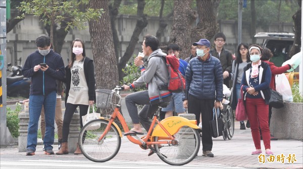 中央氣象局表示，今天全台仍為晴朗高溫天氣，高溫有望達卅度以上。明天傍晚後，鋒面及東北季風陸續報到，開始變天。（記者叢昌瑾攝）