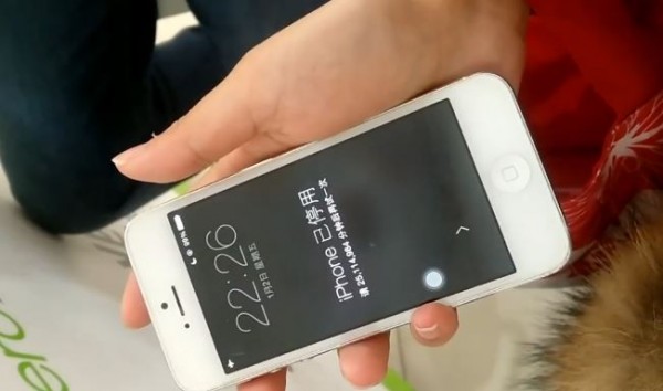 陸女的iPhone因兒子輸入錯誤密碼太多次，被停用2千5百多萬分鐘。（圖擷取自梨視頻）