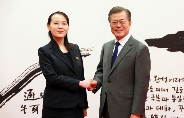 青瓦台今日表示，南韓總統文在寅（右）將在5日向北韓派遣特使，對金正恩胞妹金與正（左）以特使身分訪問南韓進行回訪。（法新社）