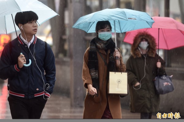 明（5）日白天氣溫還是偏暖，下午鋒面通過後，晚間因東北季風增強溫度逐漸轉涼。（資料照，記者簡榮豐攝）