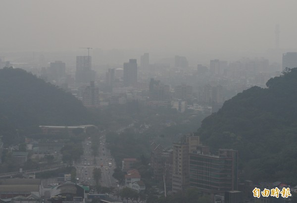 台灣西半部受大氣擴散不佳影響，空氣品質惡化，台北市區3日陷入霧霾當中，6站中有5站達紅害站日數，破去年紀錄。（資料照）