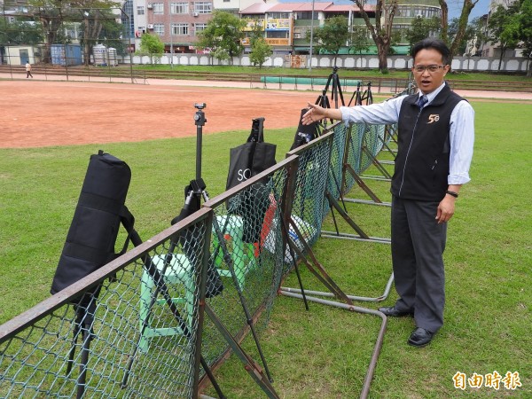 「銅梁火龍」表演今、明晚移師埔里國中舉行，今早即有民眾持板凳、腳架在女壘練習區內佔位。（記者佟振國攝）