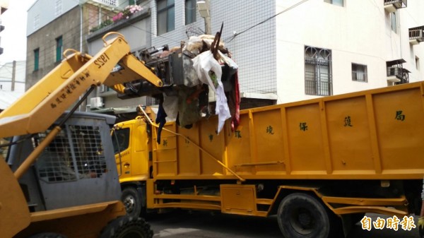 郭家運出一車又一車的垃圾。（記者蔡彰盛攝）