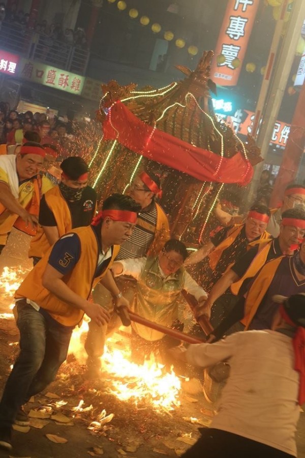 桃園市議員張肇良（中）絆倒時，旁觀信眾嚇得驚聲尖叫。（圖由桃園市議員張肇良提供）