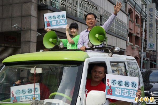 謝志忠登記完成後，站上胖卡宣傳車揮手致意。（記者張軒哲攝）