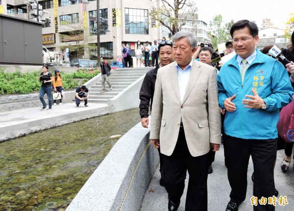新竹縣長邱鏡淳（左）在台中市長林佳龍陪同下參觀綠川。（記者張菁雅攝）