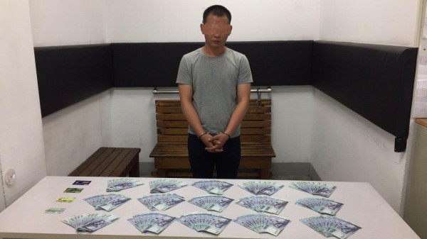 警方在曹男身上查獲15萬元現金，他已經領款90萬元，拿到4000元酬勞。（記者張瑞楨翻攝）