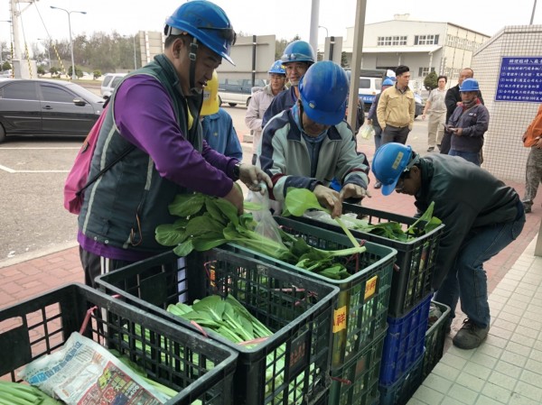 台塑六輕送員工蔬菜助農民。（民眾提供）