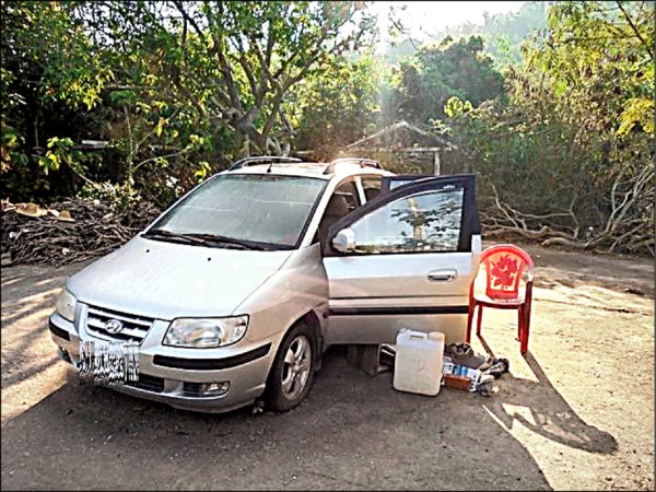 趙姓夫妻住在車上，過著沒水沒電的原始生活。（記者蘇福男翻攝）