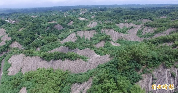 龍崎世界級的白堊泥岩地形，計畫設置歐欣事業廢棄物掩埋場，迄今爭議不休。（記者蔡文居攝）