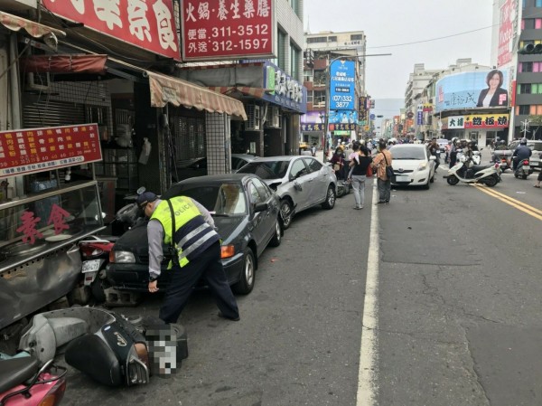 林男駕駛自小客車連續追撞多輛汽機車後，最後撞上路旁綠色自小客。（記者方志賢翻攝）