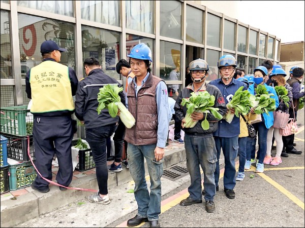 台塑六輕廠昨天起發送蔬菜給員工帶回家，幫 助農民紓困。（民眾提供）