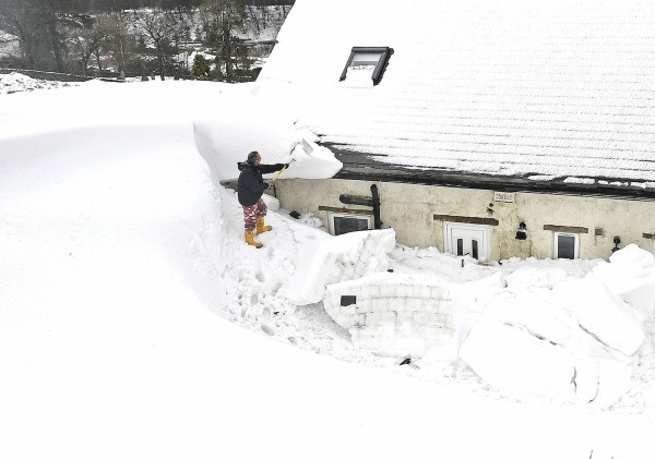 屋頂積雪情境照，與本新聞無關。（美聯社）