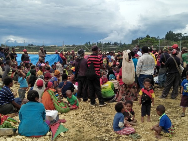 巴布亞紐幾內亞當地居民到一處救難中心避難。（路透）