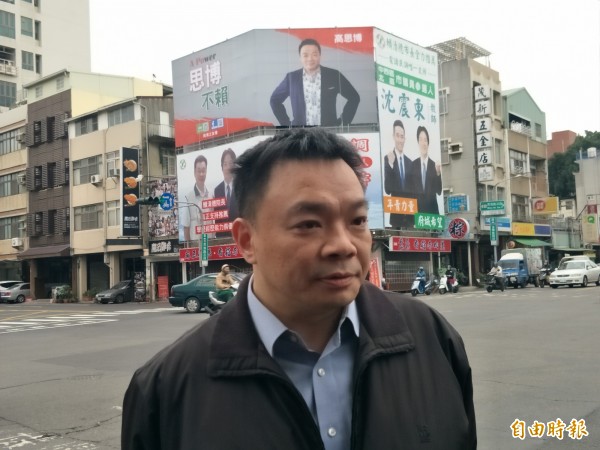 高思博恭喜黃偉哲勝出，但也提醒他「別忘記公布初選經費」！（記者邱灝唐攝）