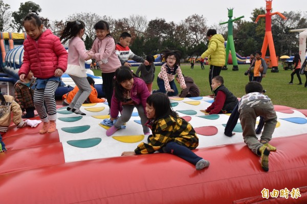 古坑國中小學成兒童樂園，何爺爺何茂成帶來12座氣墊屋，孩子在氣墊屋上跳得好開心。（記者黃淑莉攝）