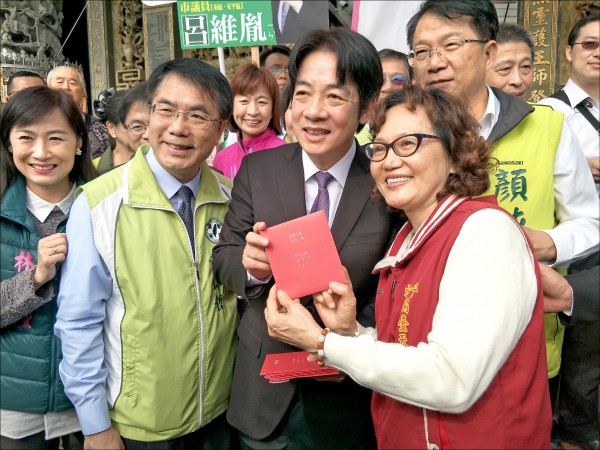 民進黨台南市長初選昨天揭曉，立委黃偉哲（左二）以超過四成的支持度勝出。在前市長賴清德（左三）巨大光環下，黃偉哲未來如何走出自己的路，備受矚目。（資料照）
