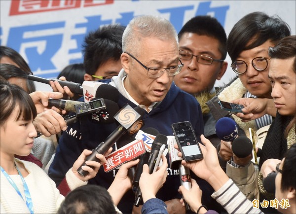國民黨主席吳敦義昨表示，綠營參選人在高雄、台南「未必提名就當選」。（記者簡榮豐攝）