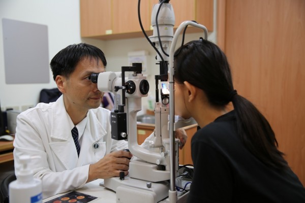 眼科醫師指出，先天性弱視兒童接觸外界影像刺激，可以保持專注凝看，有助於改善視力，但若是先天性白內障患者，還是建議在適當時機接受手術。示意圖。（資料照，花蓮慈院提供）