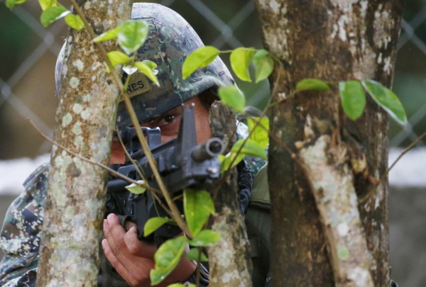 菲律賓軍方昨日再度於菲國南部，與武裝叛亂份子發生槍戰，雙方駁火6小時，軍方擊斃12名叛亂份子、擊傷23人，但也有1名軍人受傷。（資料照，美聯社）
