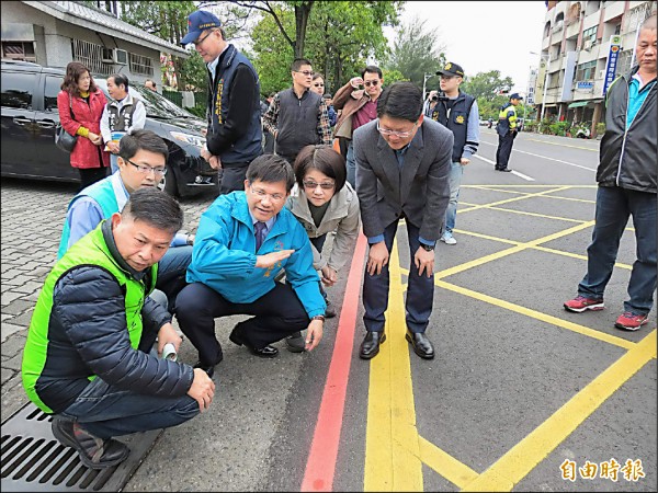 市長林佳龍（中）視察霧峰中正路的路平狀況。（記者蘇金鳳攝）