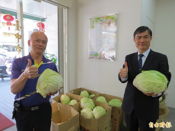 大里區農會總幹事朱晉明（右）說，購買大里杙農漁會產品生活館內的農產品滿300元就送一顆高麗菜。（記者蘇金鳳攝）