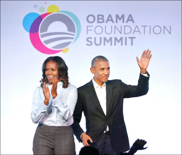 去年一月卸任的美國前總統歐巴馬夫婦，據傳正與網路隨選串流影片公司「網飛」洽談新節目。圖為兩人去年十月連袂出席首屆「歐巴馬基金會高峰會」。（美聯社）