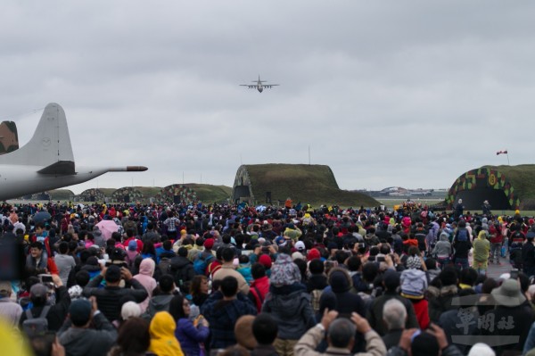 軍方今年營區開放活動共規劃4大場次，圖為106年空軍新竹基地營區開放活動盛況。（圖由軍聞社提供）