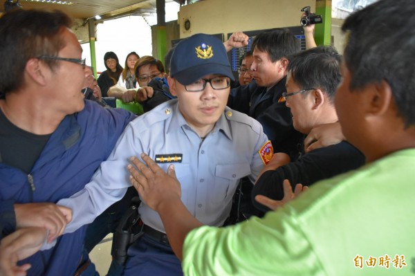 員警保護酒駕撞死人的富二代莊警毅時，也跟著挨拳頭。（記者張瑞楨攝）