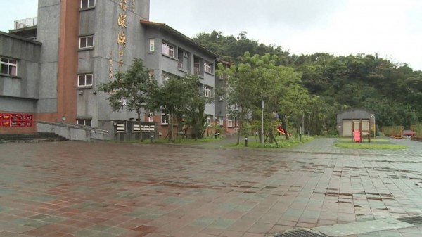 基隆市深澳國小附設幼兒園驚傳教師霸凌學童，要學童自打耳光，學校將於１２日啟動不適任教師調查案；若調查屬實，該老師有可能因此丟掉教師鐵飯碗。（記者俞肇福翻攝）