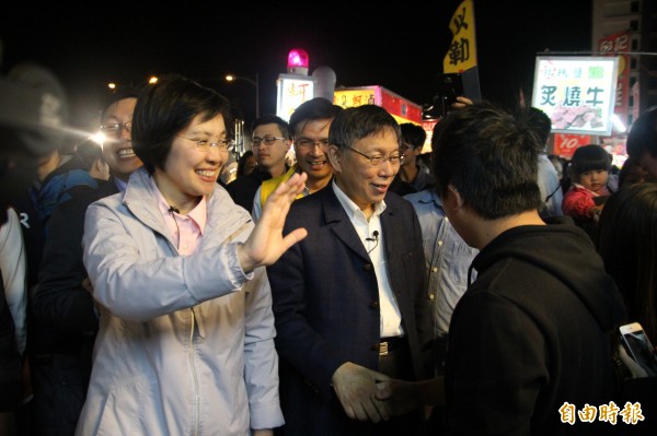 台北市長柯文哲（中）今晚跟民國黨主席徐欣瑩（左）一起逛竹北夜市。（記者黃美珠攝）