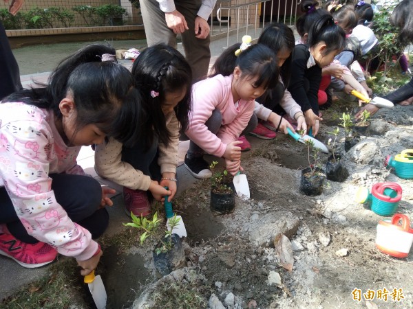 外埔國小學童植樹。（記者張軒哲攝）