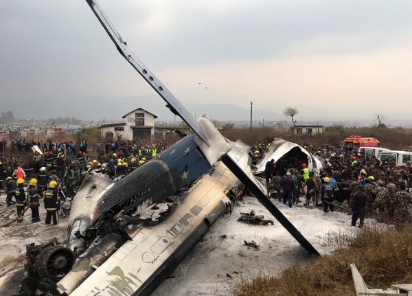 客機墜毀於尼泊爾特里布萬國際機場，目前共23名乘客被救出送醫，現場發現罹難者殘骸。（路透社）