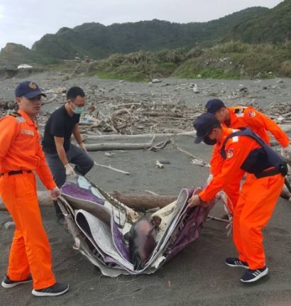 花蓮縣壽豐鄉水璉地區海灘今日發現一隻疑似是飛旋海豚在海岸擱淺死亡。（海巡署東部地區巡防局第一二海岸巡防總隊提供）
